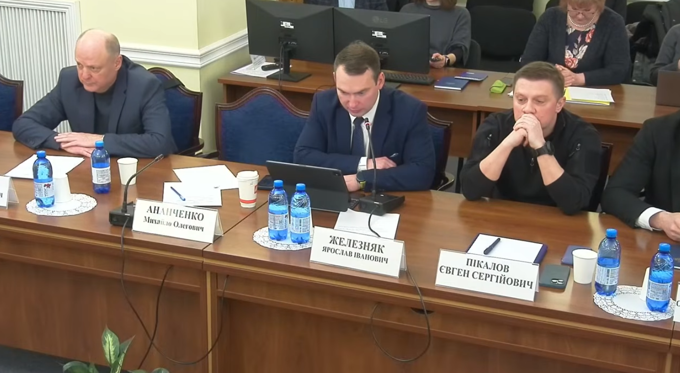 «Плюсик» на камеру і “я не знаю, хто просив”: як Євген Пікалов пояснював переписку про СІЗО для детектива НАБУ